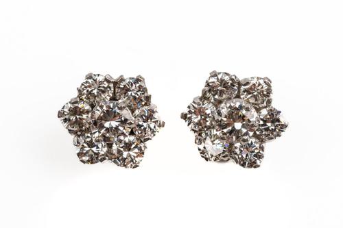 A PAIR OF FLORAL CLUSTER EARRINGS