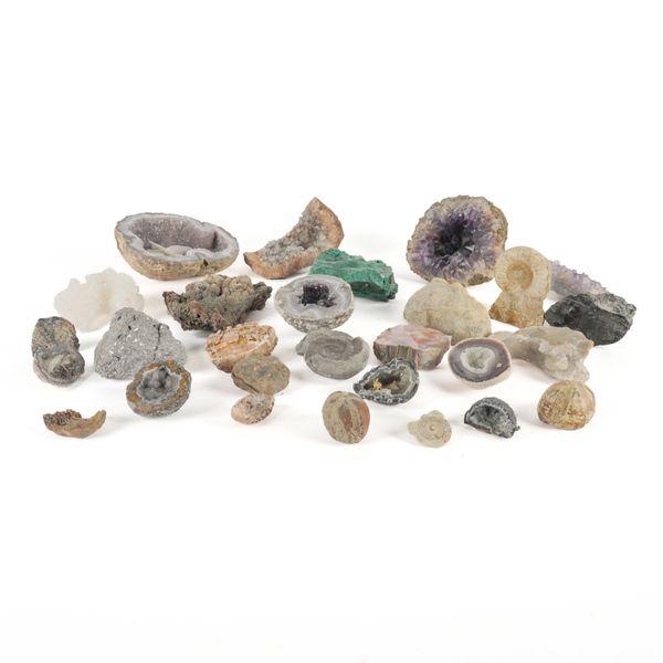 A QUANTITY OF MINERAL SPECIMENS (27)