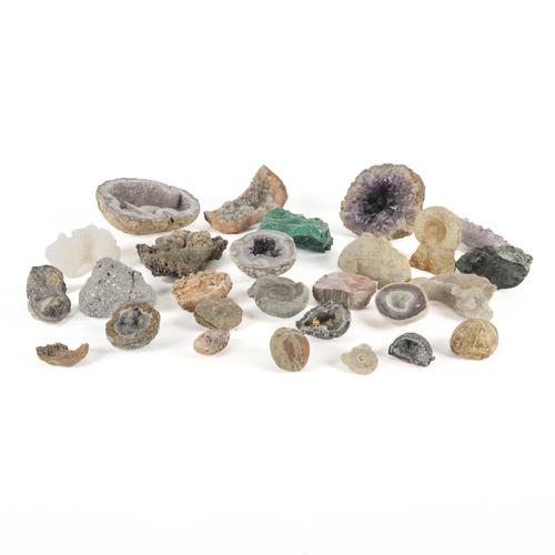 A QUANTITY OF MINERAL SPECIMENS (27)