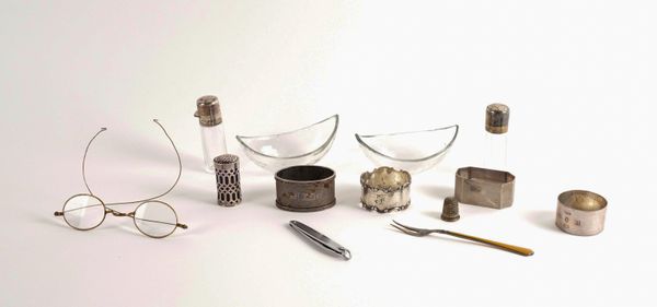 A GROUP OF SILVER AND FURTHER ITEMS (13)