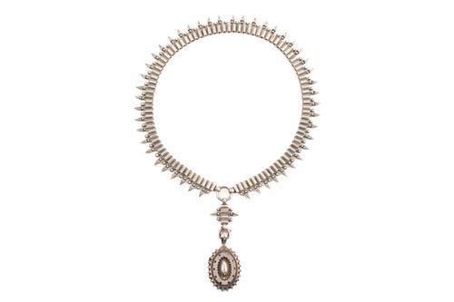 A VICTORIAN FRINGE LOCKET NECKLACE