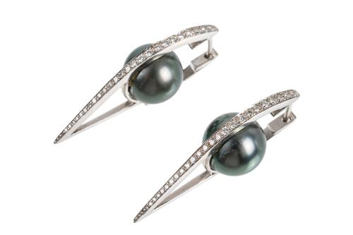 A PAIR OF BOODLES AND DUNTHORNE CUTTING EDGE EARRINGS (4)