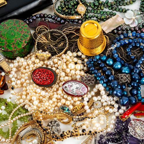 A COLLECTION OF COSTUME JEWELLERY (QTY)