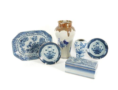A CHINESE BLUE AND WHITE PORCELAIN OBLONG DISH TOGETHER WITH OTHER PIECES (6)