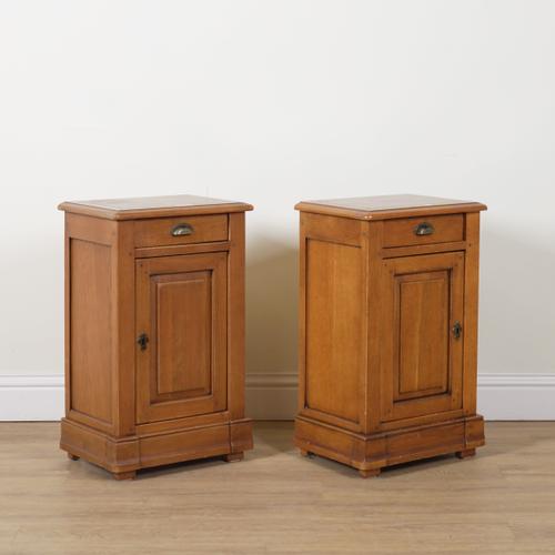 WARING AND GILLOWS; A PAIR OF 20TH CENTURY OAK  BEDSIDE CUPBOARDS (2)