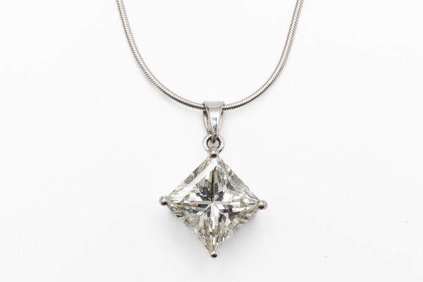 A PRINCESS CUT DIAMOND PENDANT NECKLACE (3)