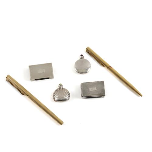 A GROUP OF SILVER AND FURTHER ITEMS (6)