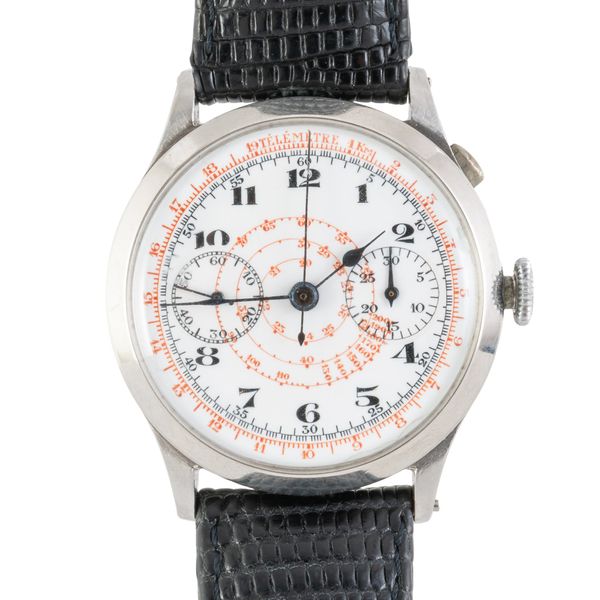 A SINGLE BUTTON CHRONOGRAPH WRISTWATCH