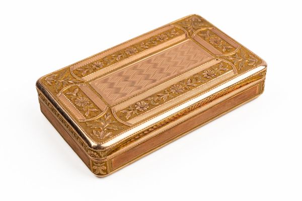 A EUROPEAN RECTANGULAR GOLD SNUFF BOX