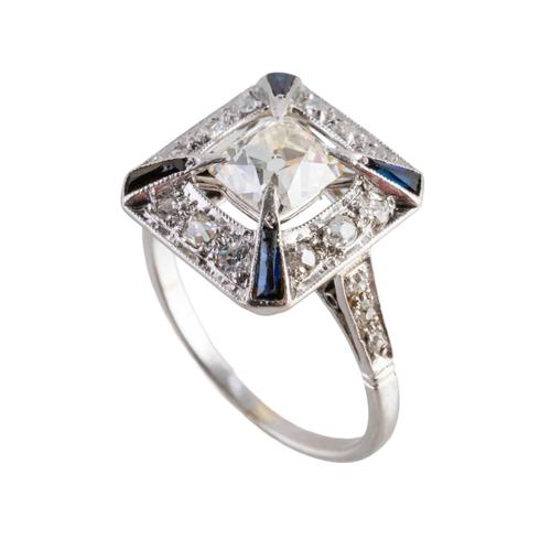 AN ART DECO DIAMOND AND SAPPHIRE RING