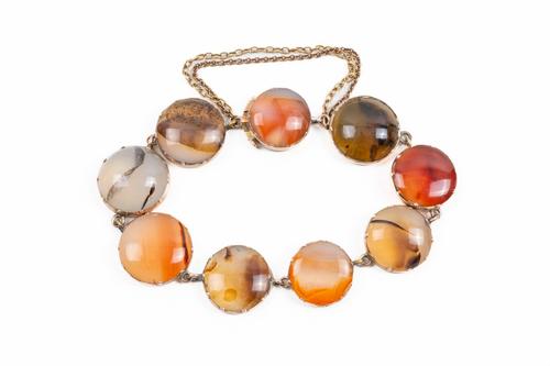 AN AGATE BRACELET