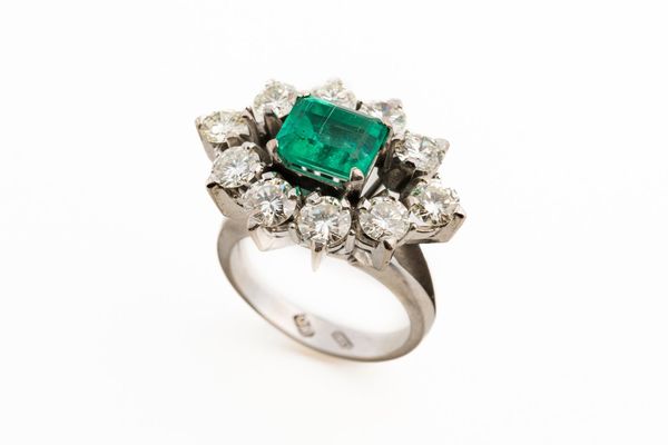 A DIAMOND AND EMERALD RING