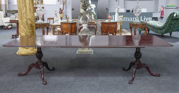 AN 18TH CENTURY STYLE MAHOGANY TWIN PILLAR EXTENDING DINING TABLE