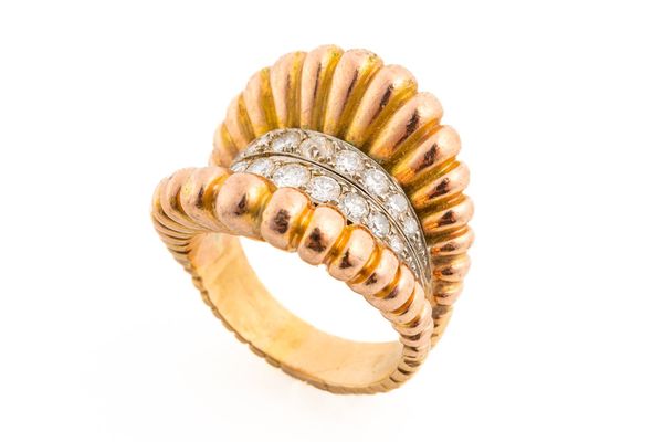 A GOLD AND DIAMOND RING IN A RIDGED FANNED DESIGN