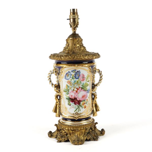 A FRENCH ORMOLU MOUNTED PARIS PORCELAIN TABLE LAMP