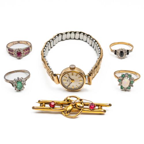A COLLECTION OF JEWELLERY (6)