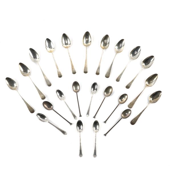 A GROUP OF SILVER TEA AND COFFEE SPOONS (22)