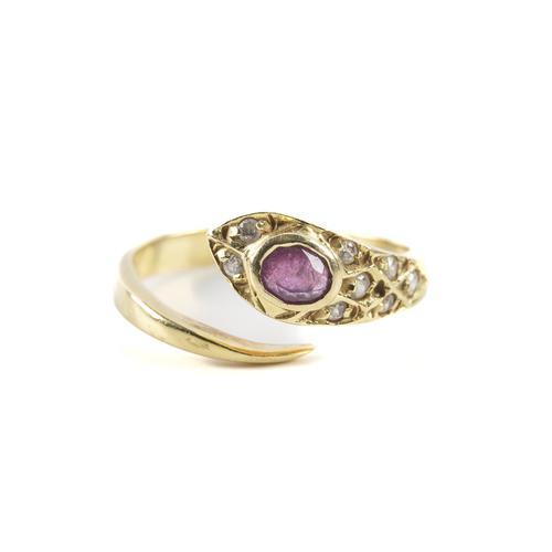 AN 18CT GOLD, COLOURLESS AND MAUVE GEM SET SNAKE RING