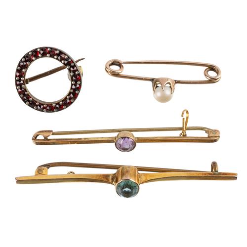 A GROUP OF FOUR BROOCHES (4)