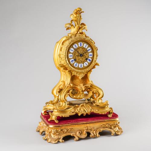A FRENCH ORMOLU MANTEL CLOCK