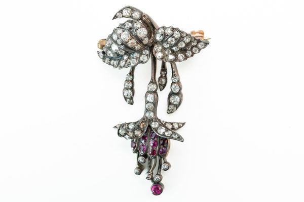 A BROOCH DESIGNED AS A HANGING FLOWER