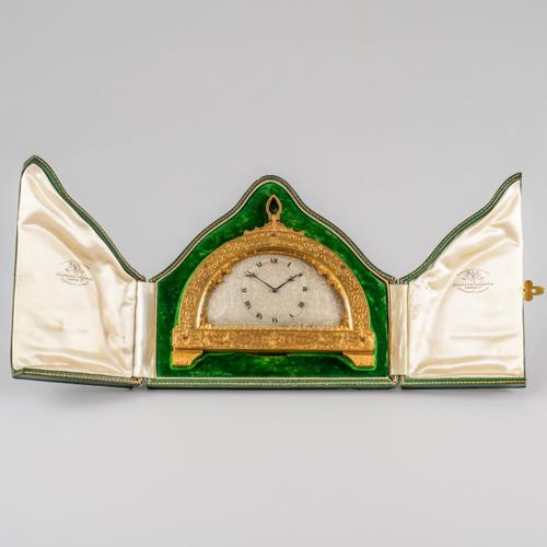 AN EDWARDIAN ENGRAVED GILTMETAL ARCH-SHAPED STRUT TIMEPIECE