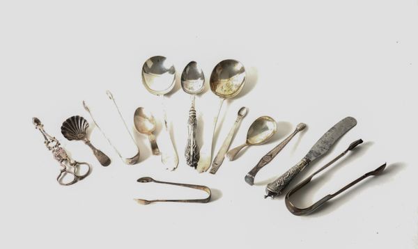 A PAIR OF SILVER SERVING SPOONS AND FURTHER MOSTLY SILVER FLATWARE (12)