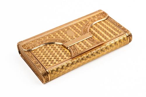 A GOLD RECTANGULAR PURSE BOX
