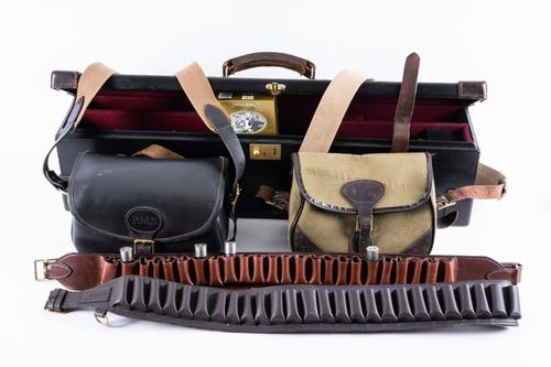 A MODERN BROWN LEATHER TRAVELLING SHOTGUN CASE (5)