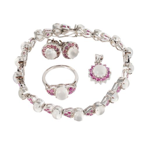 FOUR ITEMS OF JEWELLERY (5)