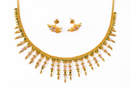 A GOLD FRINGE NECKLACE AND EARRINGS