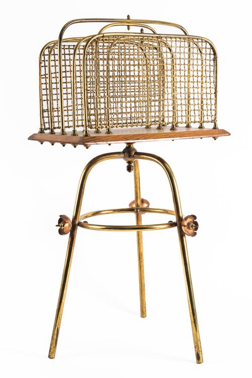 AN EDWARDIAN BRASS AND COPPER MOUNTED OAK CANTERBURY OR MAGAZINE RACK
