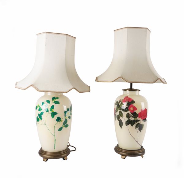 A PAIR OF CREAM COLOURED AND DECORATED GLASS BALUSTER TABLE LAMPS (2)