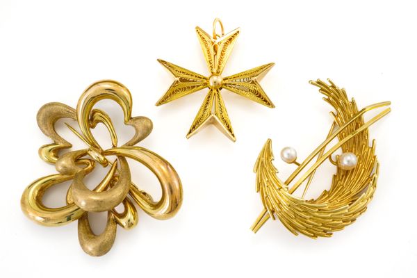 THREE GOLD BROOCHES (3)