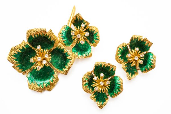 AN 18CT GOLD DIAMOND AND GREEN ENAMELLED BROOCH WITH A MATCHING PAIR OF EARCLIPS (3)