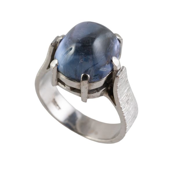 A CABOCHON SAPPHIRE RING