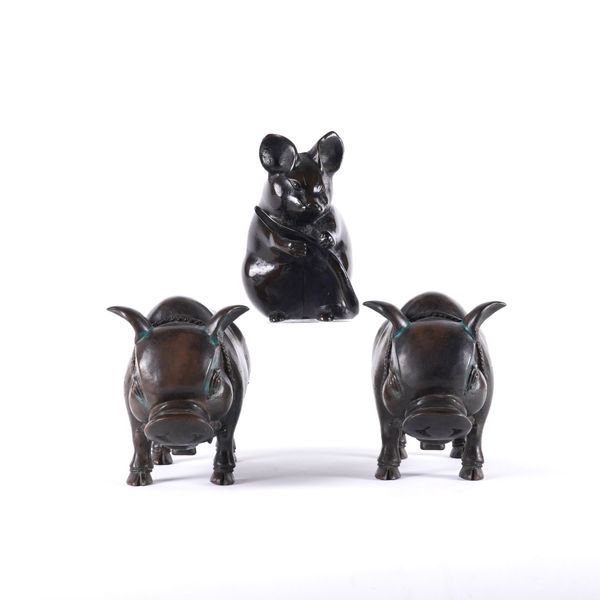 A PAIR OF MUSEUM METROPOLITAN OF ART BRONZE MODELS OF STANDING BOAR (3)