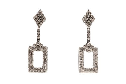 A PAIR OF DIAMOND SET EARRINGS (2)