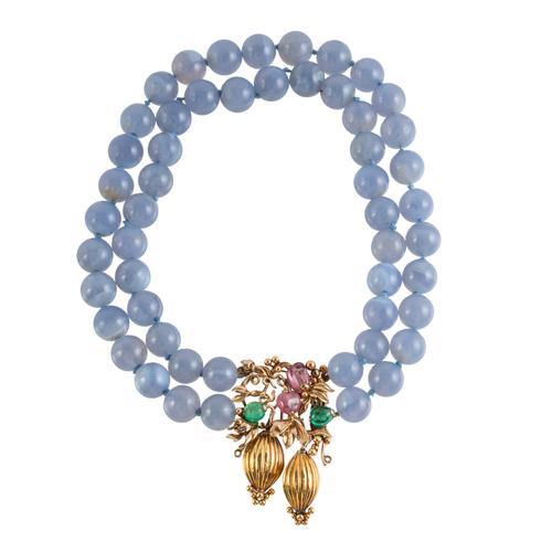 A TWO ROW AGATE BEAD NECKLACE WITH A SPINEL AND EMERALD CLASP