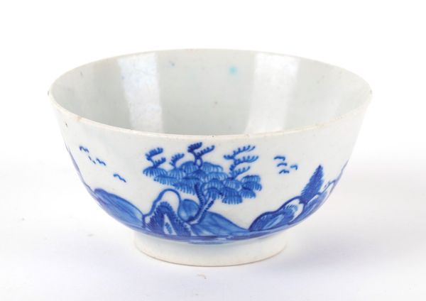 A BOW BLUE AND WHITE SMALL BOWL