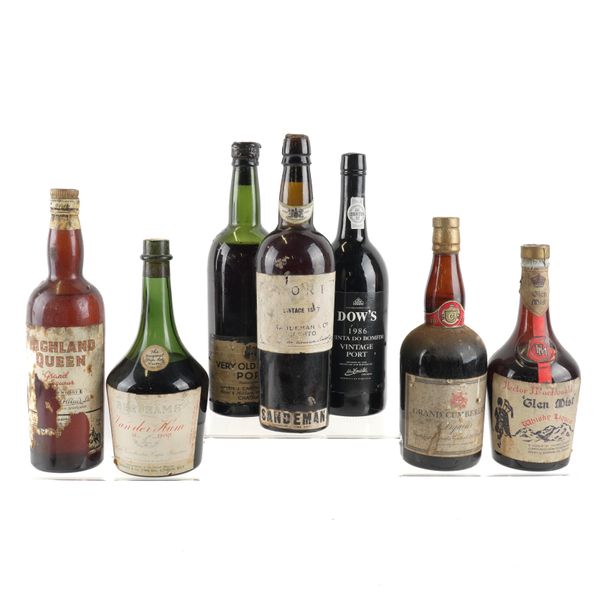A BOTTLE OF SANDEMAN VINTAGE PORT 1917 AND SIX FURTHER BOTTLES (7)