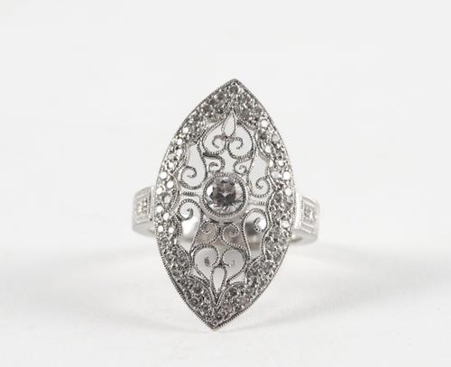 A DIAMOND SET RING, BOXED