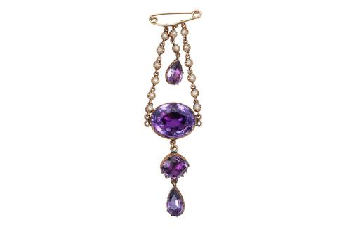 A THREE STONE AMETHYST BROOCH