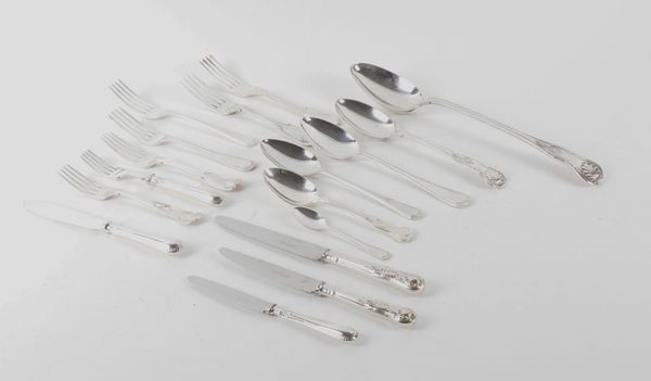 A LARGE QUANTITY OF SILVER PLATED TABLE FLATWARE (QTY)