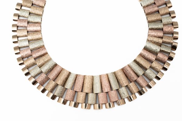 A 9CT TRI-COLOUR GOLD GRADUATED COLLAR NECKLACE