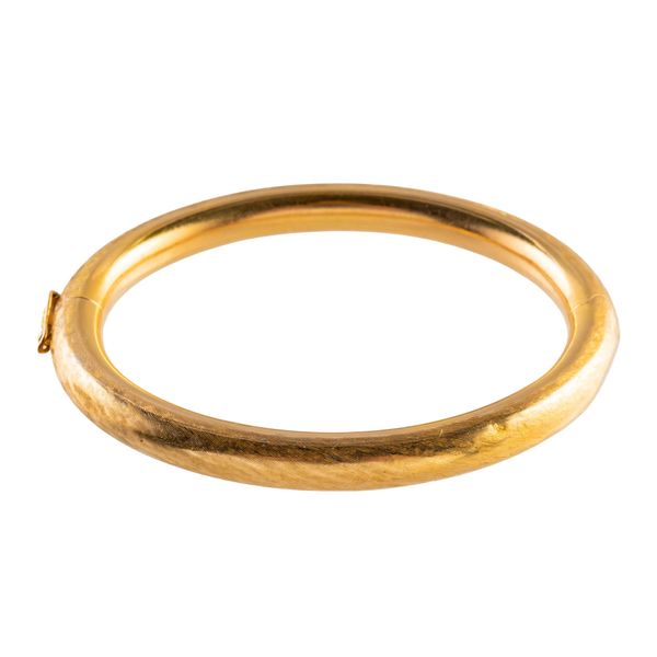 A GOLD HINGED BANGLE