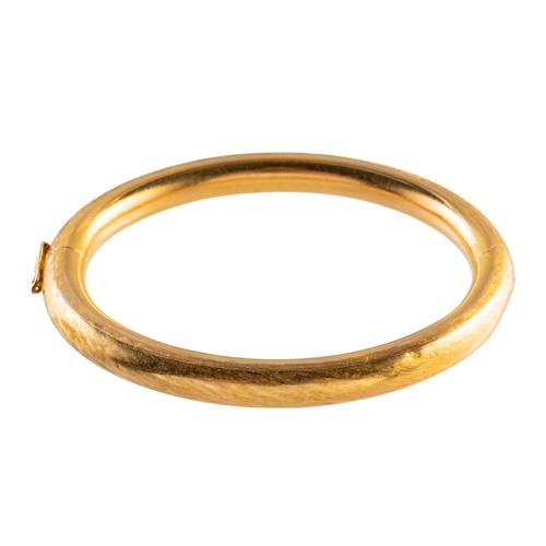 A GOLD HINGED BANGLE