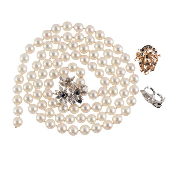 A STRING OF CULTURED PEARLS WITH TWO CLIPS (3)