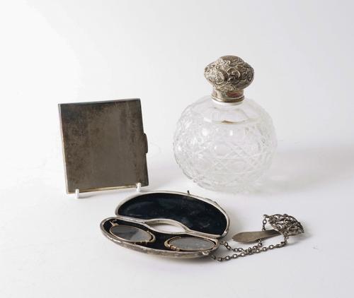 A SILVER SPECTACLES CASE AND THREE FURTHER ITEMS (4)