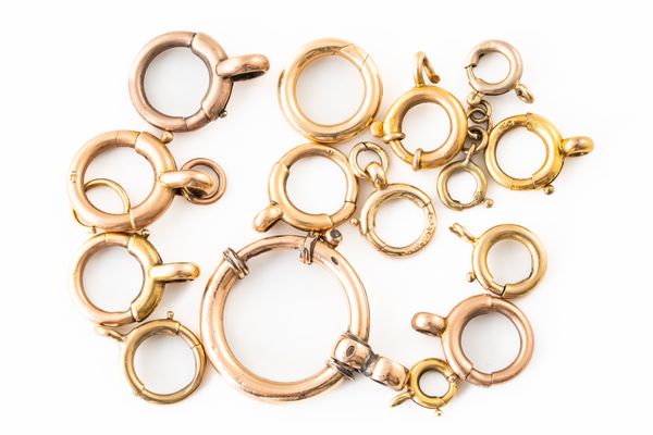 A GROUP OF FIFTEEN BOLT RING CLASPS (15)